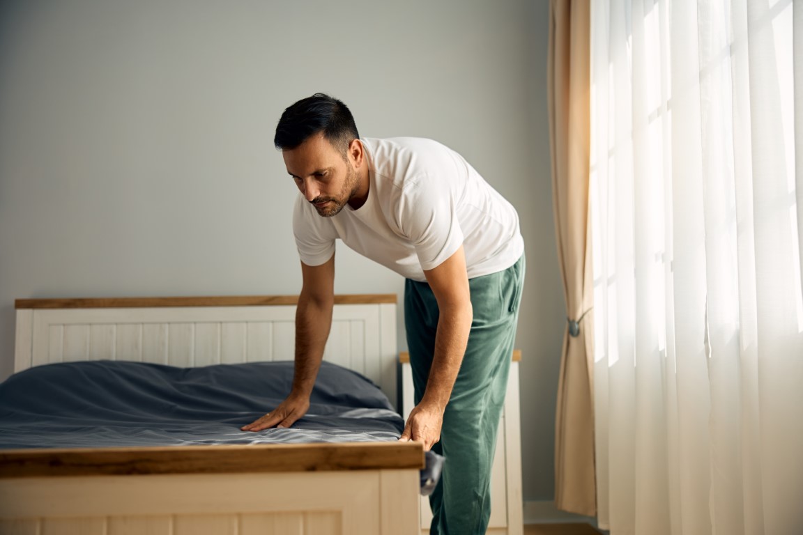 Sprawdzenie dopasowania materaca do ramy łóżka – stabilność ułożenia i brak luzów powodujących przesuwanie